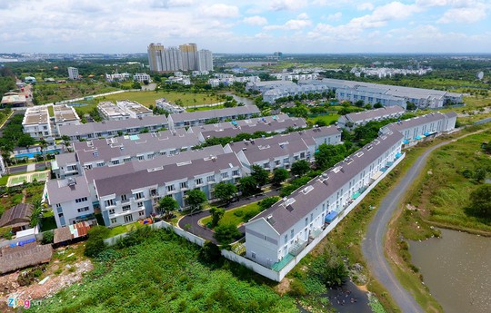 Tọa lạc bên nút giao thông Vành đai 2- cao tốc (phường Phú Hữu, quận 9) là khu biệt thự liền kế Mega Residence và Mega Ruby Residence.