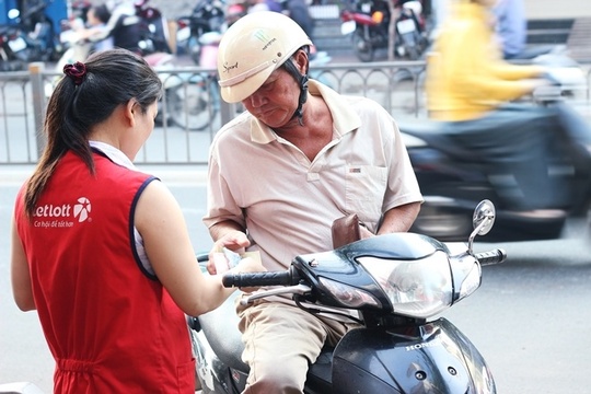 Để tranh thủ thời gian, một vài khách nhờ nhân viên hoặc hệ thống máy tính chọn số, in vé và mang ra lề đường.