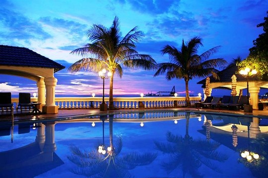 Hồ bơi xinh đẹp tại Lan Rừng Resort & Spa Vũng Tàu. Ảnh: iVIVU.com