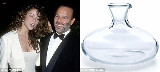 
Ca sĩ Mariah Carey cùng chồng Tommy Mottola mang tới một món quà 610 USD của nhãn tàu Wheel Decanter được bán lẻ với giá 855 USD.
