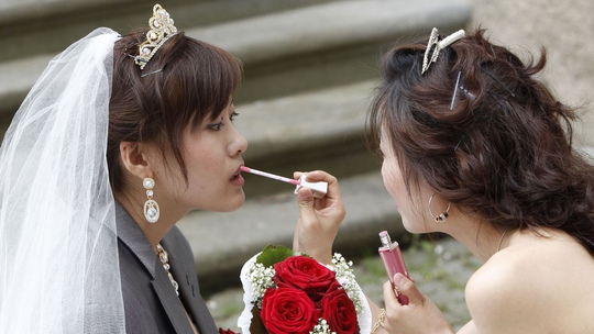 Nhiều cô dâu Trung Quốc ngày nay phải thuê phù dâu vì không người bạn nào chịu nhận việc nguy hiểm nàyẢnh: REUTERS