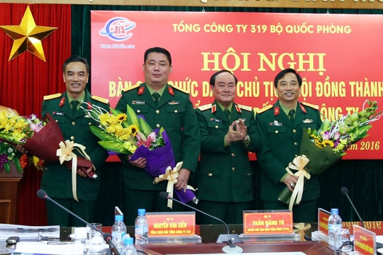 
Trung tướng Trần Đơn (thứ hai từ phải sang) tặng hoa chúc mừng Đại tá Phùng Quang Hải (thứ hai trái sang), Đại tá Trần Đăng Tú (bìa phải) và Đại tá Nguyễn Văn Xiển (bìa trái)
