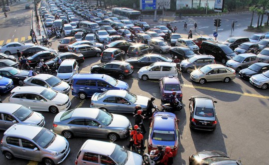 Đường phố rất ít xe máy nhưng xe hơi giá rẻ tràn ngập. Ảnh: Projectm.