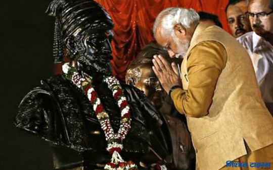 Thủ tướng Ấn Độ Narendra Modi trước một tượng Vua Shivaji