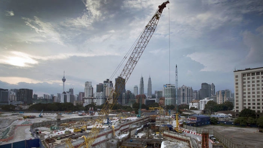 Công trình xây dựng Trung tâm Tun Razak do quỹ 1MDB phát triển ở Kuala Lumpur. Ảnh: Bloomberg