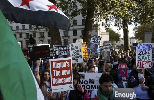 Biểu tình ở London thúc giục chính phủ Anh ngăn chặn hành động ném bom ở Aleppo hôm 22-10 Ảnh: REUTERS