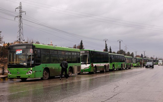Đoàn xe đợi đưa dân thường và các tay súng nổi dậy sơ tán khỏi Aleppo Ảnh: REUTERS
