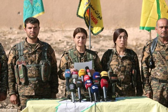 
Các chỉ huy SDF tại một cuộc họp báo ở thị trấn Ain Issa. Ảnh: Reuters
