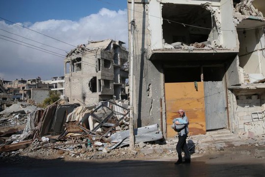 
Các tòa nhà bị phá hủy ở TP Douma, phía Đông Damascus ngoại ô Ghouta, Syria hôm 30-12. Ảnh: Reuters
