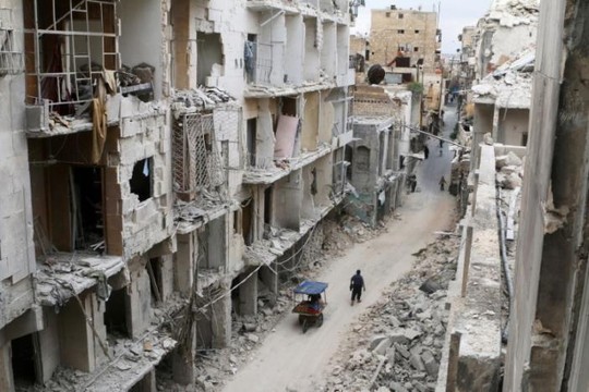 
Người dân di chuyển bên những căn nhà bị tàn phá ở Aleppo ngày 5-5-2016. Ảnh: Reuters

 
