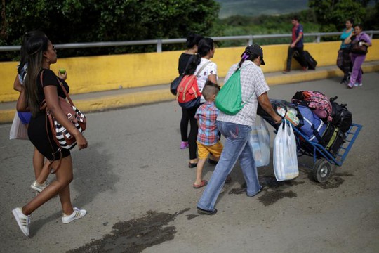 
Mỗi ngày có khoảng 200 phụ nữ Venezuela sang biên giới Colombia bán tóc mua nhu yếu phẩm. Ảnh: Reuters
