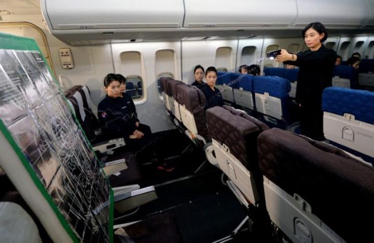 
Nhân viên hàng không tham gia buổi huấn luyện dùng súng điện. Ảnh: Reuters

 
