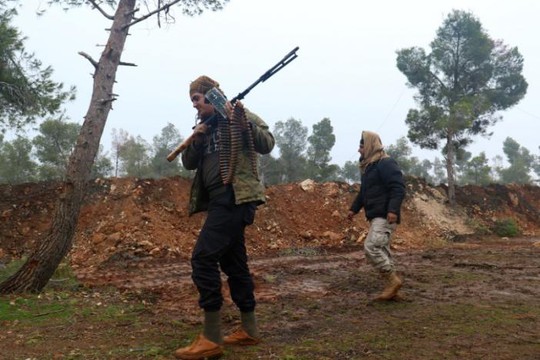 
Các tay súng của phiến quân tuần tra trong khu vực khu vực Rashideen, tỉnh Aleppo, Syria hôm 30-12. Ảnh: Reuters
