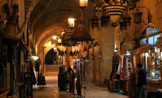 
Người dân tại khu chợ Khan al-Shounah, Aleppo ngày 11-12-2009. Ảnh: Reuters
