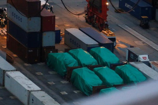 
9 xe bọc thép của Singapore bị thu giữ tại Hồng Kông. Ảnh: Reuters
