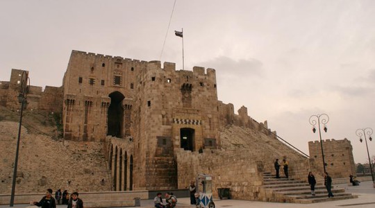 
Người dân bên ngoài thành lũy lịch sử của Aleppo ngày 11-12-2009. Ảnh: Reuters

