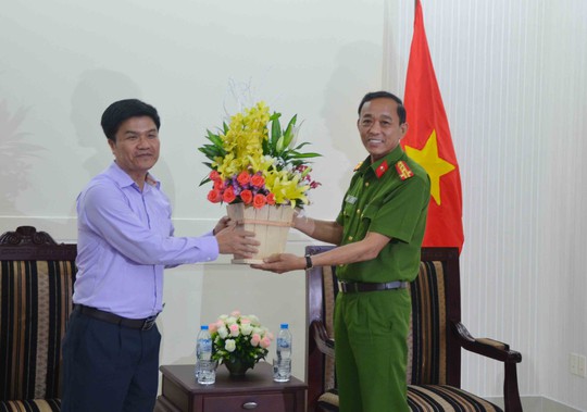 
Ông Ngô Quang Vinh, Giám đốc Sở Du lịch TP Đà Nẵng tặng hoa cảm ơn lực lượng công an TP Đà Nẵng đã phá nhanh vụ án trộm đồ trong khách sạn
