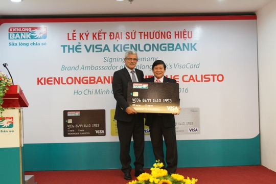 
Huấn luyện viên Calisto và ông Võ Văn Châu, Tổng giám đốc Kienlongbank chào sân thẻ tín dụng quốc tế

(Ảnh: Kim Liên)
