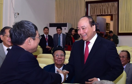 
Thủ tướng Nguyễn Xuân Phúc gặp mặt các thế hệ giảng viên Trường ĐH Kinh tế Quốc dân - Ảnh: Quang Hiếu
