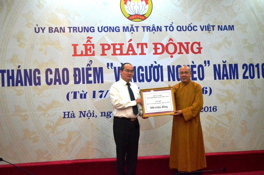 
Chủ tịch Ủy ban Trung ương MTTQ Việt Nam Nguyễn Thiện Nhân nhận đóng góp từ các nhà hảo tâm
