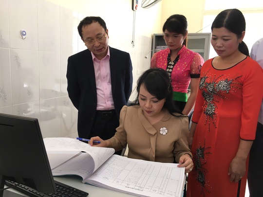 Bộ trưởng Bộ Y tế Nguyễn Thị Kim Tiến kiểm tra nhật ký khám chữa bệnh tại trạm y tế xã Chiềng Yên
