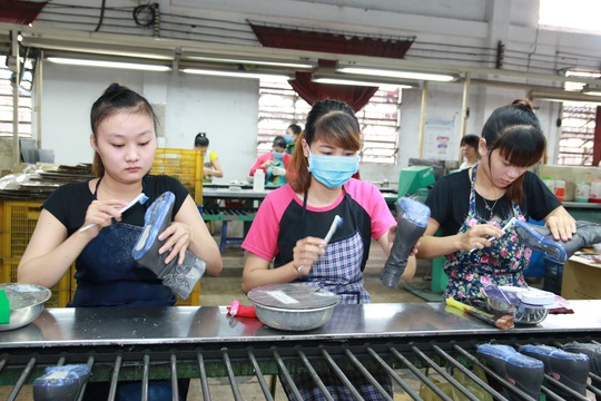 
Công nhân Công ty TNHH Giày da Vĩnh Phong (quận Bình Tân, TP HCM) luôn được đảm bảo quyền lợi BHXH
