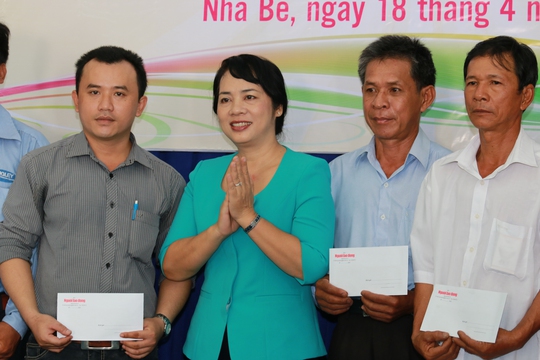 
Bà Trần Kim Yến, Chủ tịch LĐLĐ TP HCM, tặng quà cho công nhân khó khăn tại huyện Nhà Bè
