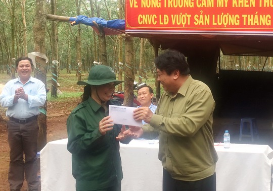 Ông Phan Mạnh Hùng, Chủ tịch CĐ Cao su Việt Nam, khen thưởng công nhân vượt sản lượng tại Nông trường Cẩm Mỹ