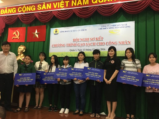 Công ty Kim Sáng trao học bổng cho con công nhân có hoàn cảnh khó khăn