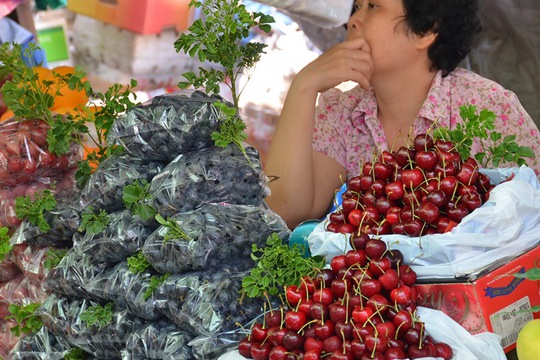 
Trái cây ngoại bán tại chợ Bà Chiểu, TP HCM. Ảnh: Tấn Thạnh
