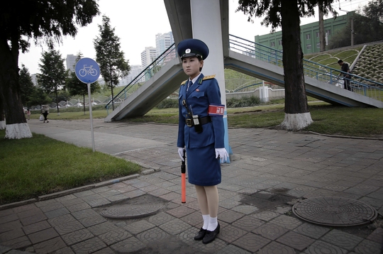 
Nữ CSGT ở Bình Nhưỡng. Ảnh: AP
