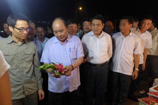 
Thủ tướng Nguyễn Xuân Phúc ủng hộ việc bà con buôn bán trái thanh long đảm bảo chất lượng, một sản phẩm trong nước thay vì nhập hàng từ nơi không đảm bảo chất lượng
