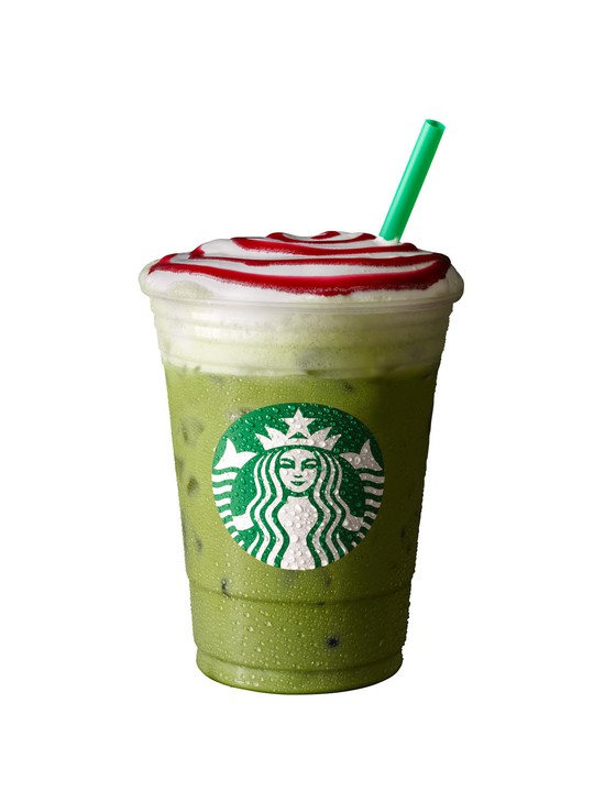 Red Ribbon Green Tea Latte với trà xanh mịn kết hợp nước lựu thơm ngon, bên trên phủ bọt sữa và lớp sốt lựu đỏ