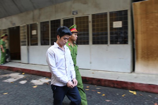 
Nguyễn Văn Sự được dẫn giải tới tòa
