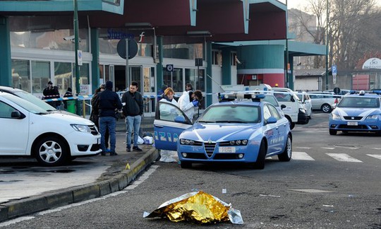 Hiện trường Anis Amri bị bắn chết sau khi đấu súng với cảnh sát ở Milan Ý Ảnh: THE GUARDIAN