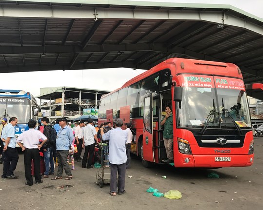 
Hành khách xuống xe tại Bến xe Miền Đông ngày 5-2. Theo lãnh đạo Bến xe Miền Đông, dự kiến hết ngày 5-2, lượng hành khách từ các tỉnh vào bến xe này vào khoảng 50.000 người.
