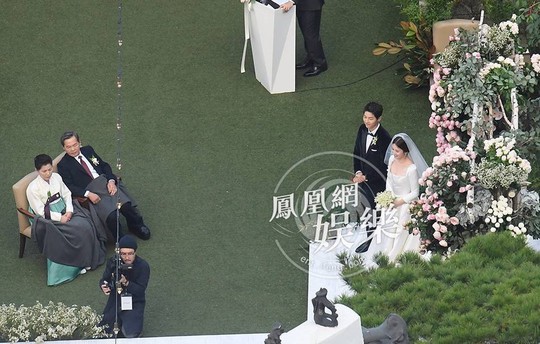 Song Hye Kyo và Song Joong Ki khoe ảnh cưới - Ảnh 3.