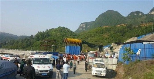 
Lực lượng cứu hộ tại hiện trường sập đường hầm xe lửa Qishanyan. Ảnh: Shanghai Daily
