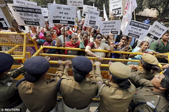 
Biểu tình phản đối nạn cưỡng hiếp tại Ấn Độ hồi năm ngoái. Ảnh: REUTERS
