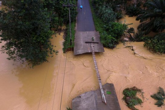 Một cây cầu ở huyện Chai Buri, tỉnh Surat Thani, miền Nam Thái Lan bị phá hủy hôm 9-1. Ảnh: REUTERS