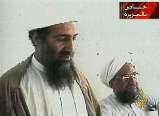 Osama Bin Laden (trái) năm 2001. Ảnh: DAILY MAIL
