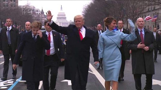 
Tổng thống Trump và đệ nhất phu nhân cùng con trai Baron xuống xe đi bộ hướng tới ngôi nhà mới của họ tại 1600 Đại lộ Pennsylvania. Ảnh: POOL
