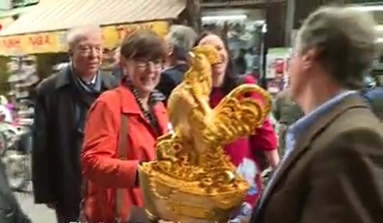 
Đại sứ, Trưởng đại diện Phái đoàn Liên minh châu Âu tại Việt Nam Bruno Angelet nhanh tay sắm một bức tượng gà - Ảnh cắt từ clip
