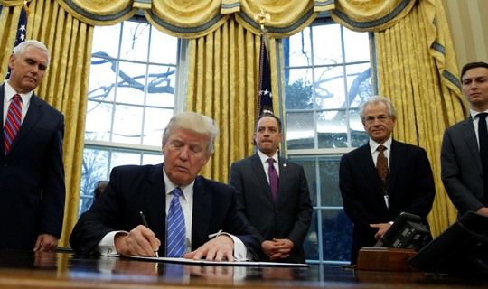 Ông Trump ký sắc lệnh hành pháp hôm 23-1. Ảnh: REUTERS