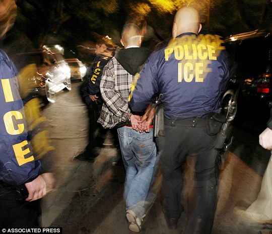 
ICE chịu trách nhiệm giam giữ và trục xuất người nhập cư bất hợp pháp. Ảnh: AP
