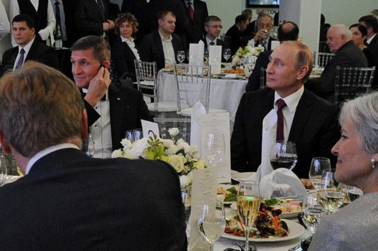 Ông Michael Flynn (trái) ngồi cạnh Tổng thống Nga Putin khi tham dự một lễ kỷ niệm ở Moscow tháng 12-2015. Ảnh: REUTERS