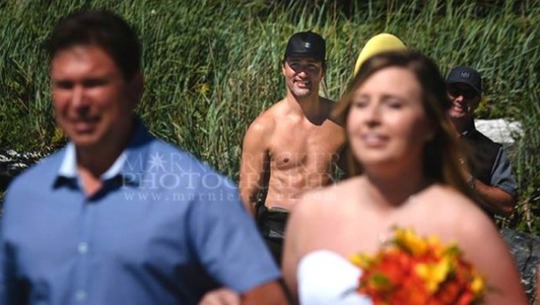 
Thủ tướng Trudeau gây bất ngờ khi cởi trần trên bãi biển British Columbia hồi tháng 8-2016. Ông cố hết sức để không ảnh hưởng tới một lễ cưới khi đó. Ảnh: MARNIE RECKER PHOTOGRAPHY
