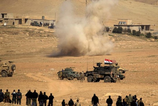 Lực lượng Iraq khai hỏa ở mạn Nam TP Mosul hôm 19-2. Ảnh: REUTERS