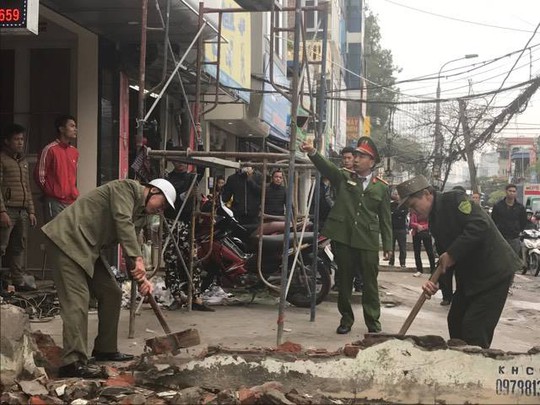
Lực lượng Công an phường cưỡng chế vi phạm tại đường Trường Chinh
