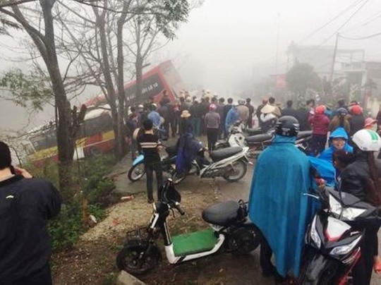 Hiện trường vụ tai nạn khiến 2 chiếc xe ô tô lao xuống sông Cà Mau ở Ninh Bình